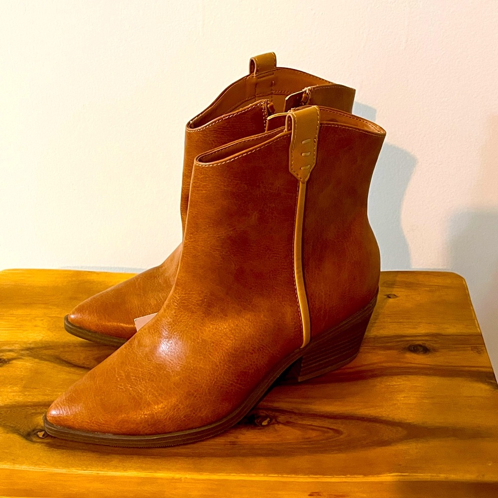 Universal Thread brown boots. Women’s size 6